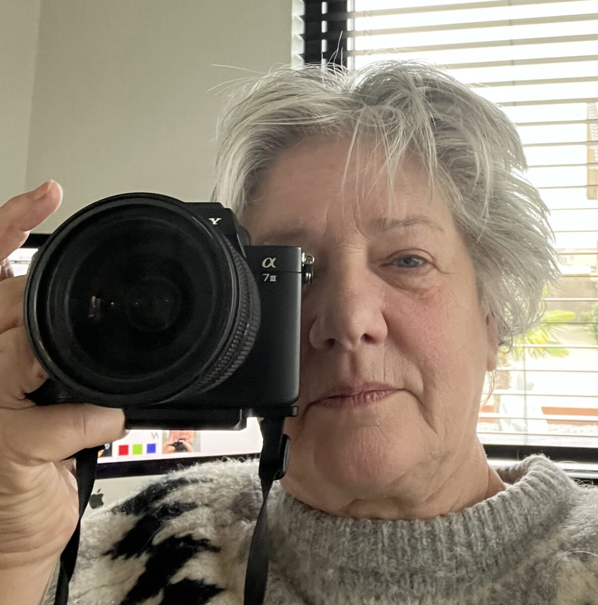 Portret van Henriette van Ekert met camera